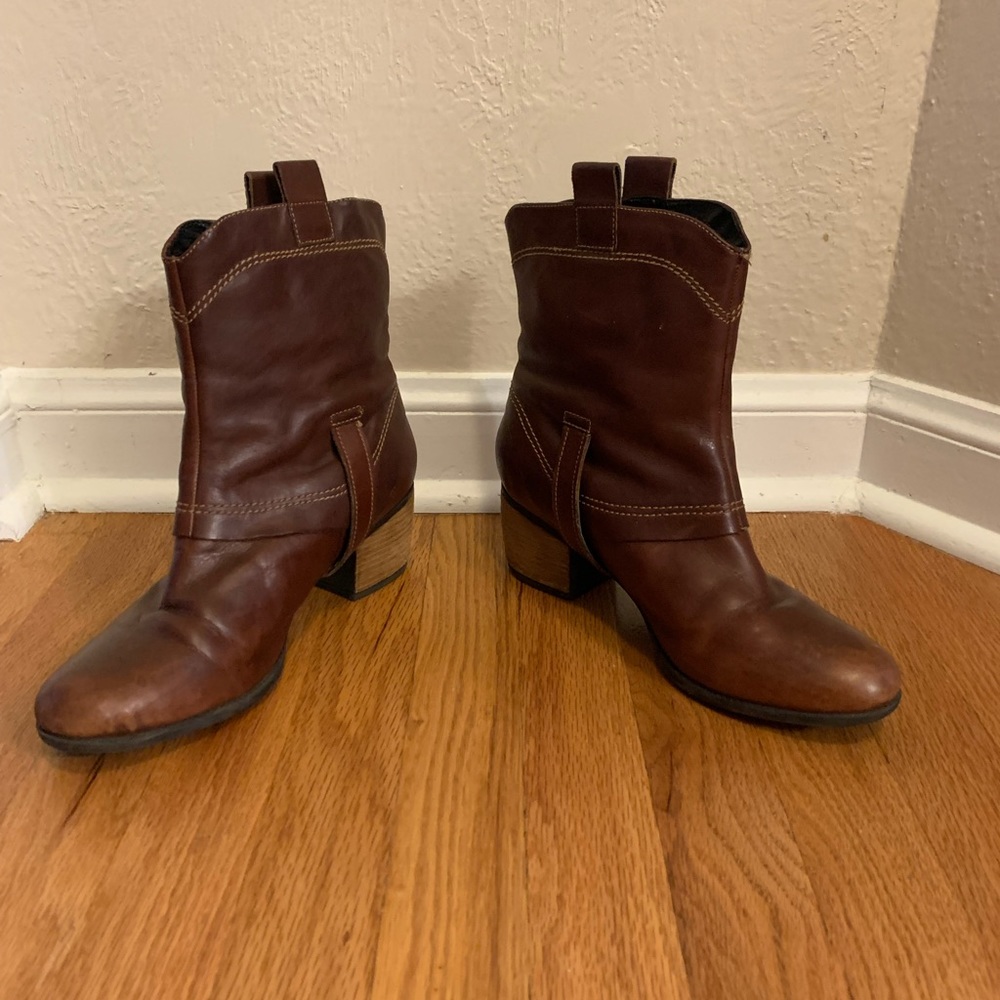 Clark’s brown leather boots. - Picture 11 of 16